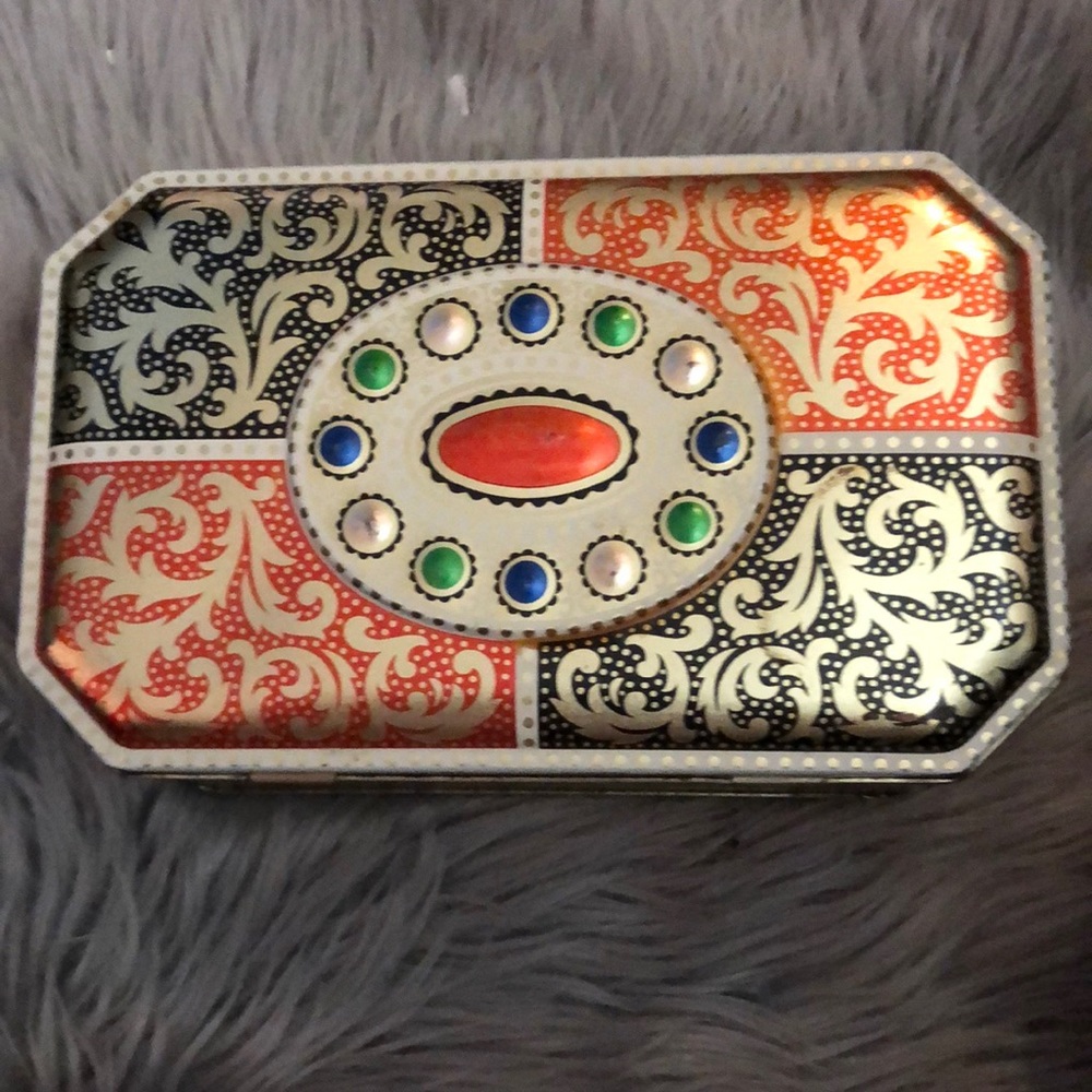 Hinged decorative tin carr and company